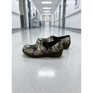 Savvy Black & White Slip-Resistant Nursing Clogs Size 7‎